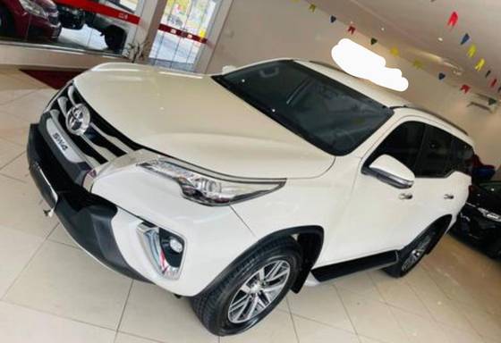 TOYOTA HILUX SW4 2.8 SRX 4X4 7 LUGARES 16V TURBO INTERCOOLER DIESEL 4P AUTOMÁTICO